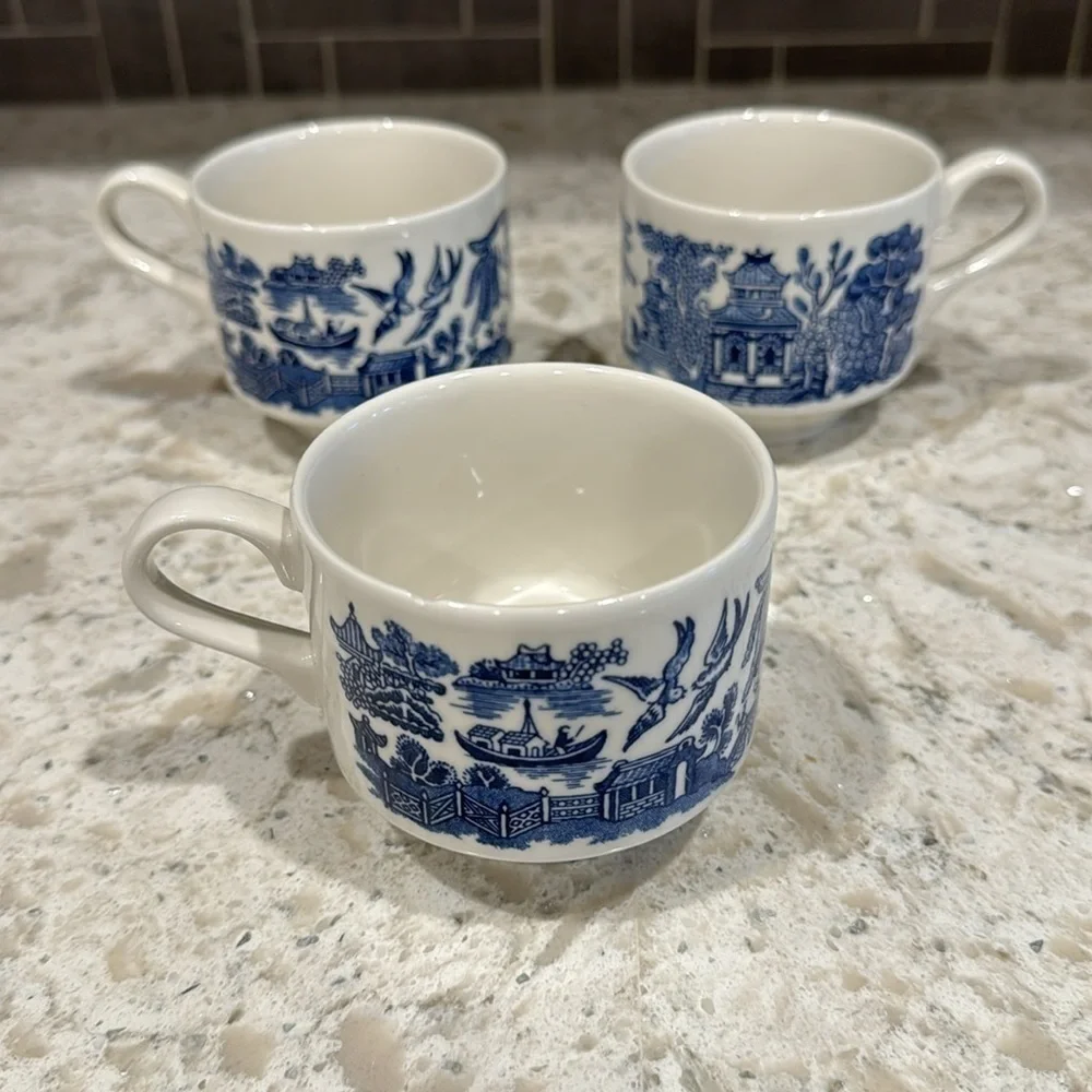 VINTAGE 1900’s~BLUE WILLOW~CHINOISERIE~3 CUPS & 4 SAUCERS~CHURCHILL ENGLAND~G23